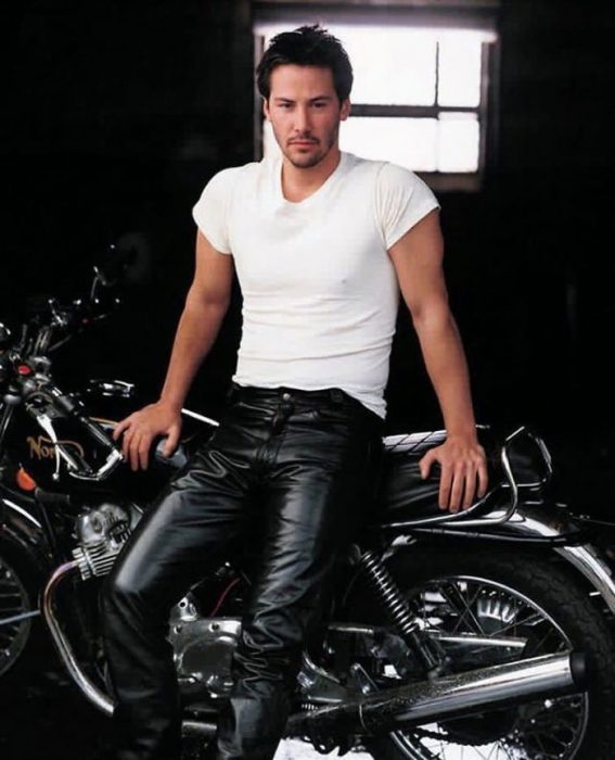 Keanu Reeves posando para Vanity Fair, 1995