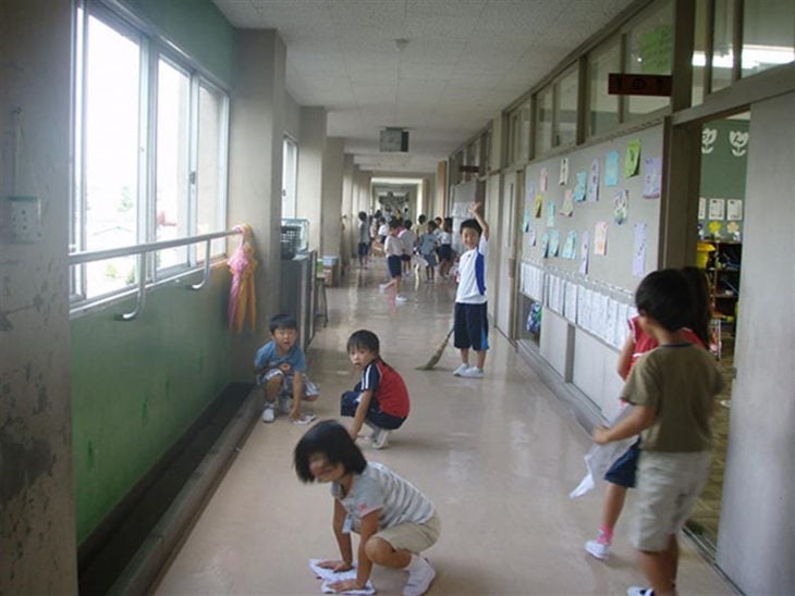 niños limpiando escuela en japón 