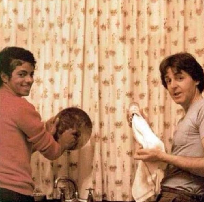 Michael Jackson y Paul McCartney lavando los platos