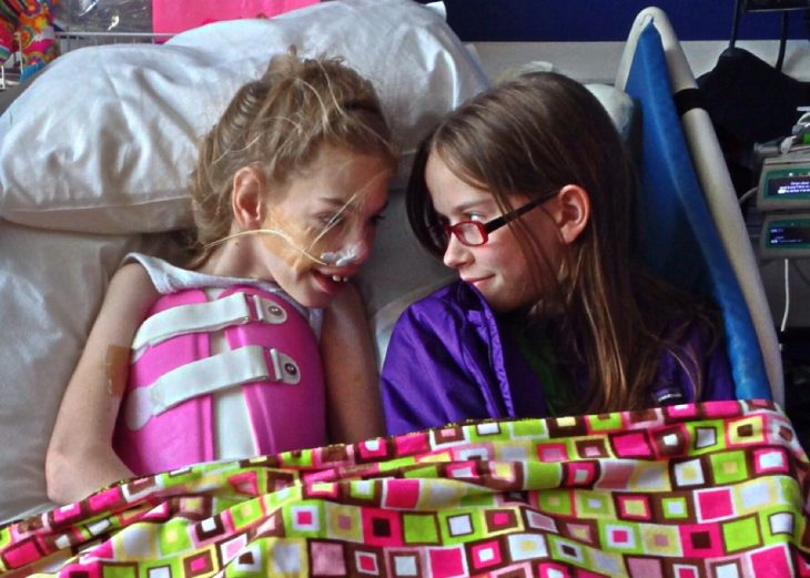 niña y hermana en el hospital 