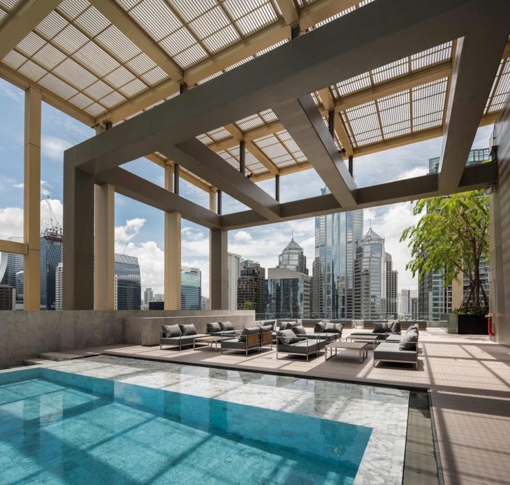 Una piscina en medio de rascacielos, Bangkok, Tailandia