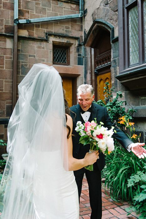 Ven a sus hijas con vestido de novia Recreo Viral