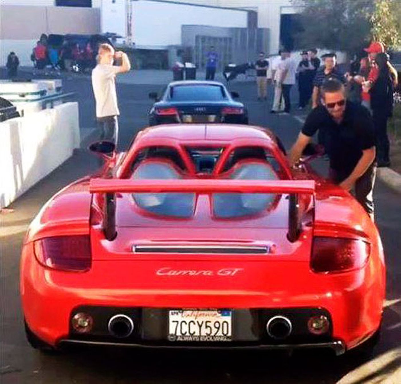 https://www.recreoviral.com/wp-content/uploads/2018/06/Paul-Walker-Climbing-Into-The-Car-That-Eventually-Crashed-Taking-His-And-The-Driver%E2%80%99s-Lives-Back-In-2013.jpg