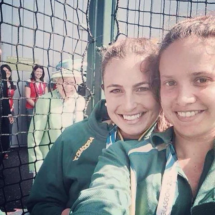 reina isabel haciendo photobomb 