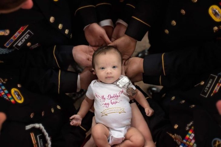 Se tomaron fotos con hija de soldado caído Recreo Viral