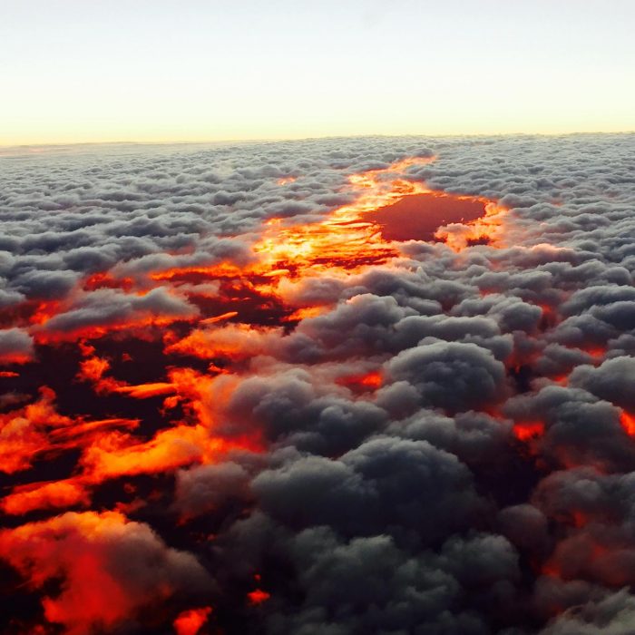 Puesta de sol vista sobre las nubes, Australia