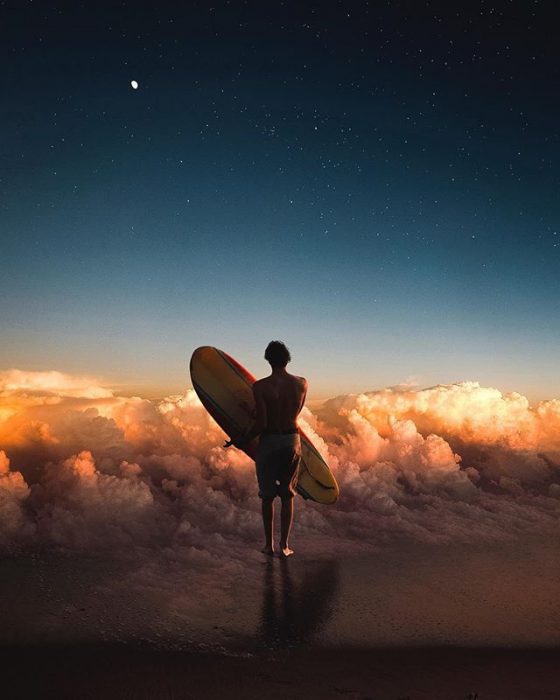 montaje de un surfista sobre las nubes 