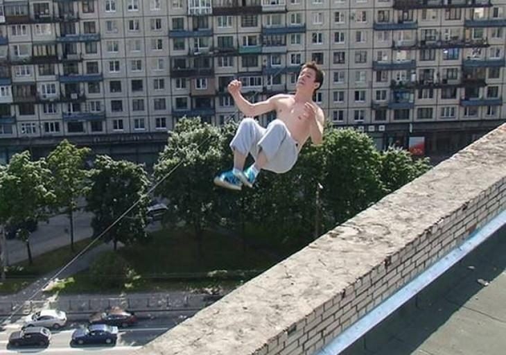 chico que hace parkour cae 