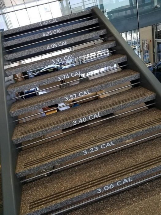 escalera con marcas de las calorías que se queman al subirla 