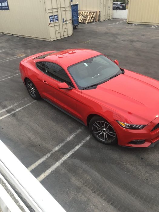 coche rojo mal estacionado 