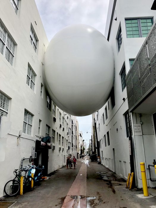. Huevo gigante conectando dos edificios en Miami,
