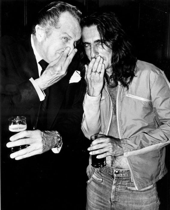  Vincent Price y Alice Cooper tomando unos tragos, 1978