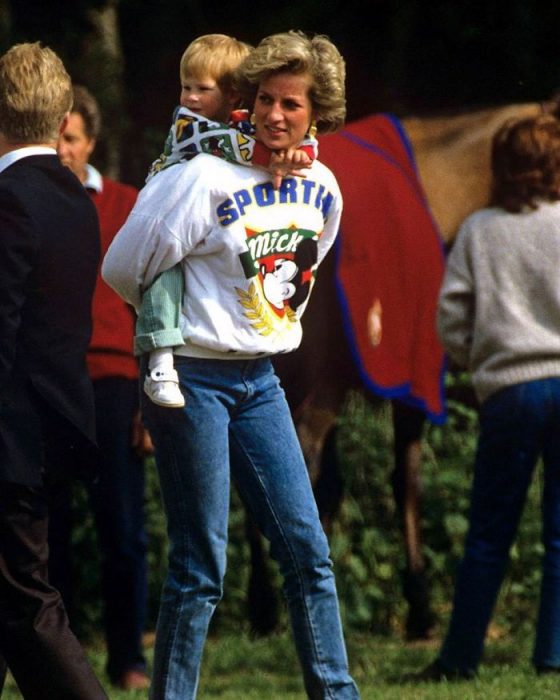 Lady Diana llevando a sus niños a Disneylandia