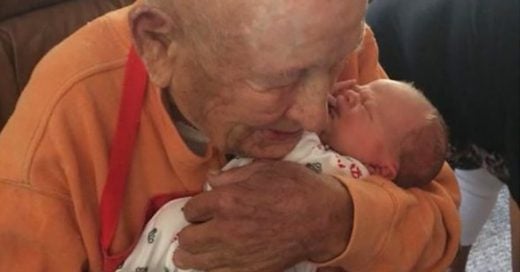 Cover El emotivo abrazo entre un bebé recién nacido y su bisabuelo de 105 años