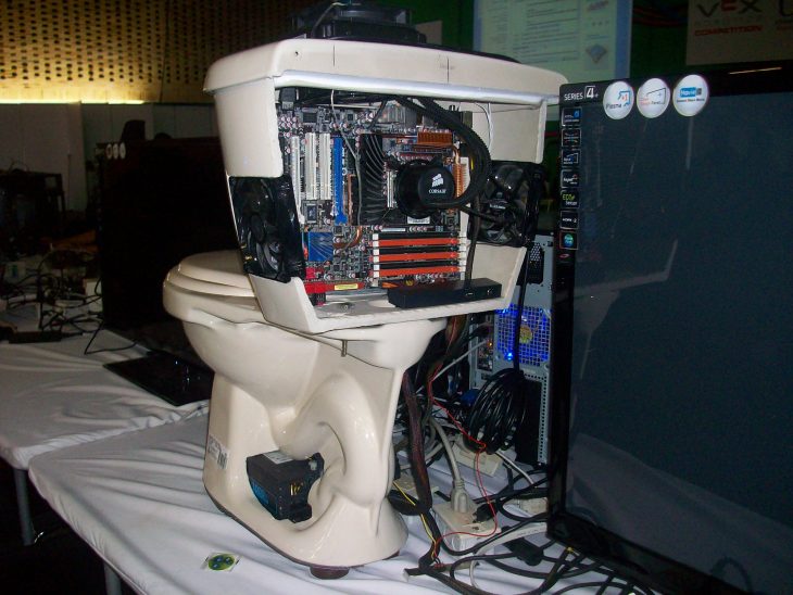 cpu hecho de taza de baño 