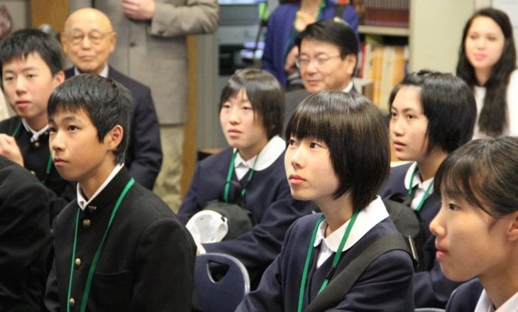 chicos japoneses poniendo atención en clases