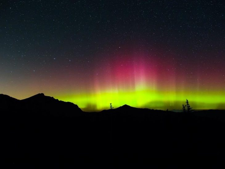 Aurora boreal colores verde y fuccia 