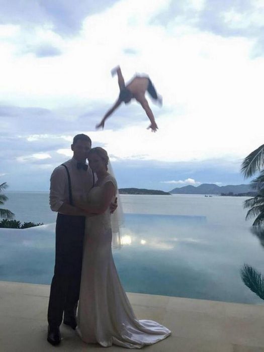 boda mientras un chico cae al mar 