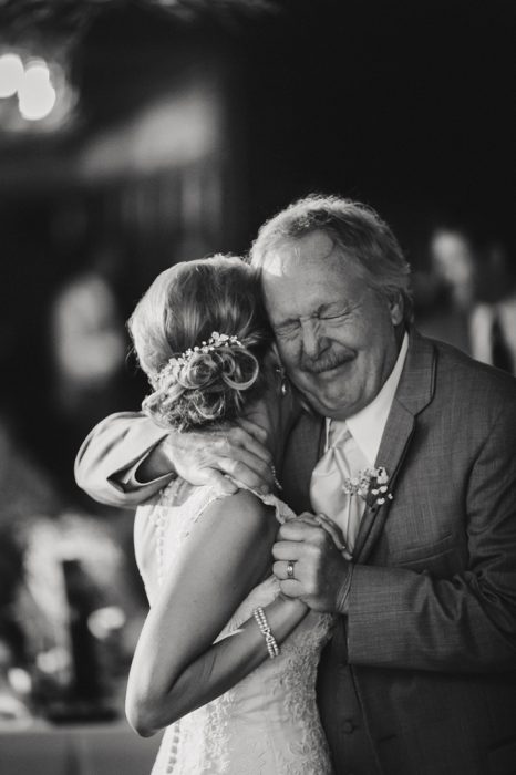 papá abraza a su hija en su boda 