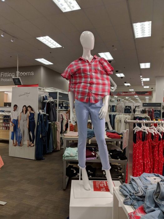 maniquí con camisa mal puesta 