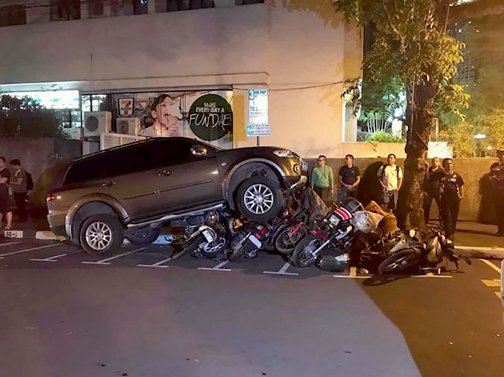 camioneta estacionada sobre motocicletas