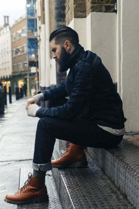 hombre con botas estilo militar 