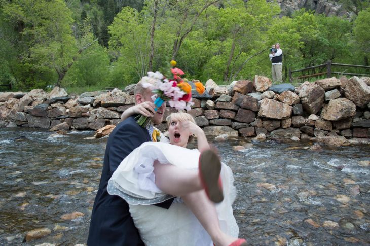 novio cae a novia mientras cae 