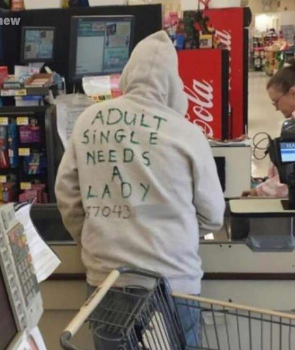 hombre con una sudadera que anuncia su soltería 