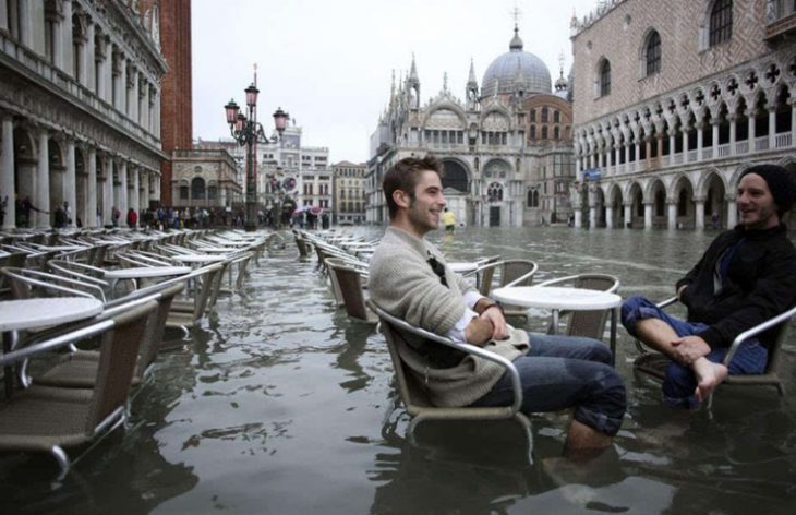 chicos charlando en ciudad europea inundada 