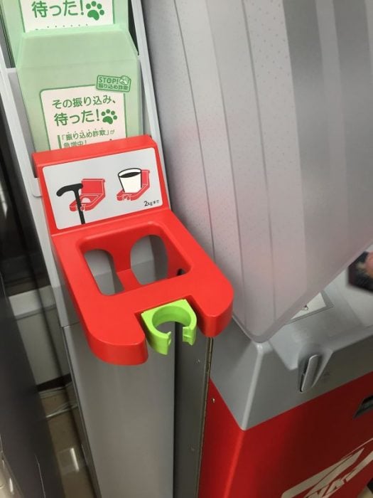 cajeros automáticos con bastones para las personas de la tercera edad