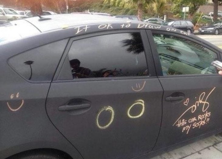 coche pintado con pintura para pizarrón 