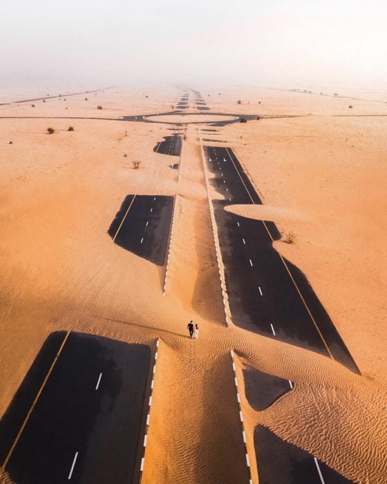 carretera después de una tormenta de arena en Dubai