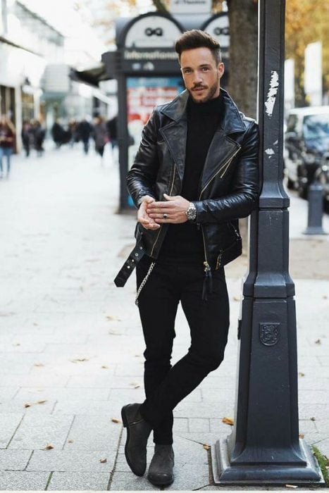 hombre vestido de negro con chaqueta de cuero 