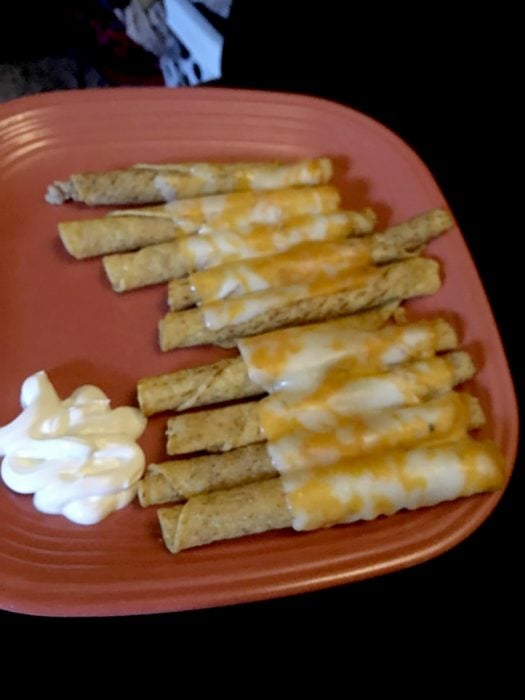 taquitos con queso amarillo 