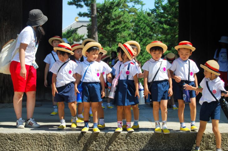 grupo de niños japoneses 