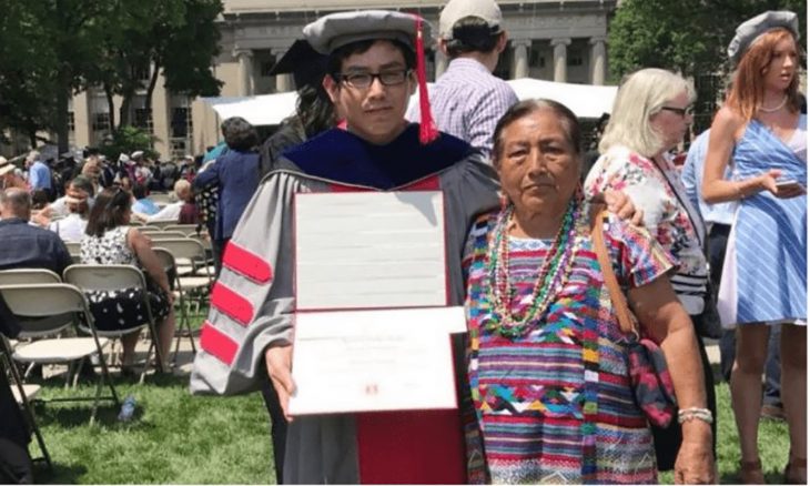 joven graduado y su madre indígena 