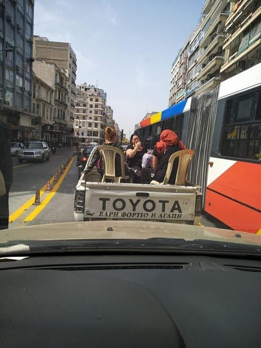 mujeres en sillas sobre una camioneta 