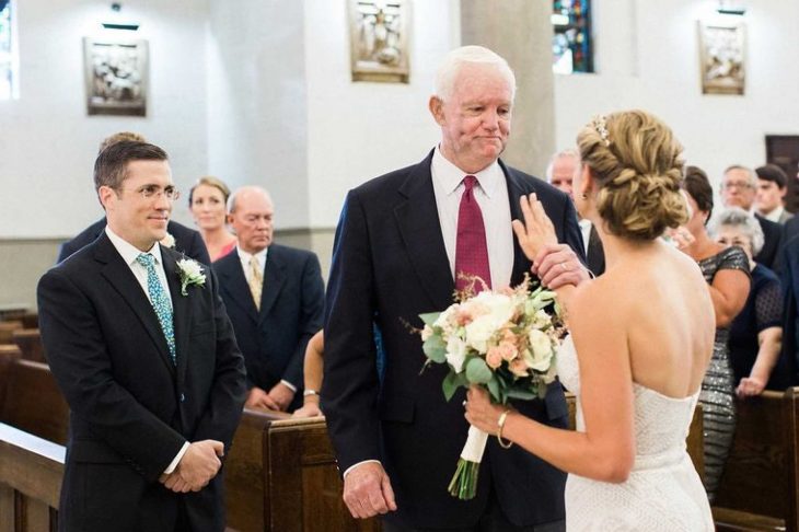 novia toca el pecho de un señor 