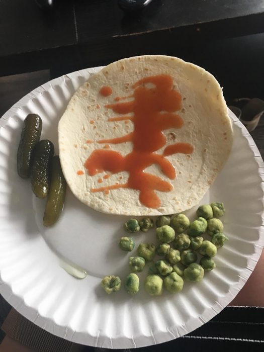 tortilla con salsa y chícharos 