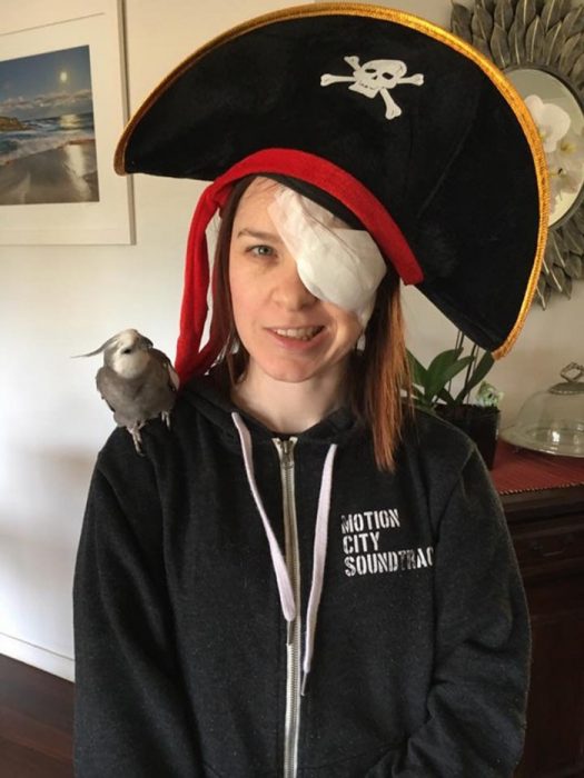 chica disfrazada de pirata 