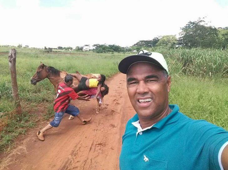 señor se toma una selfie mientras sus hijos se caen de un caballo 