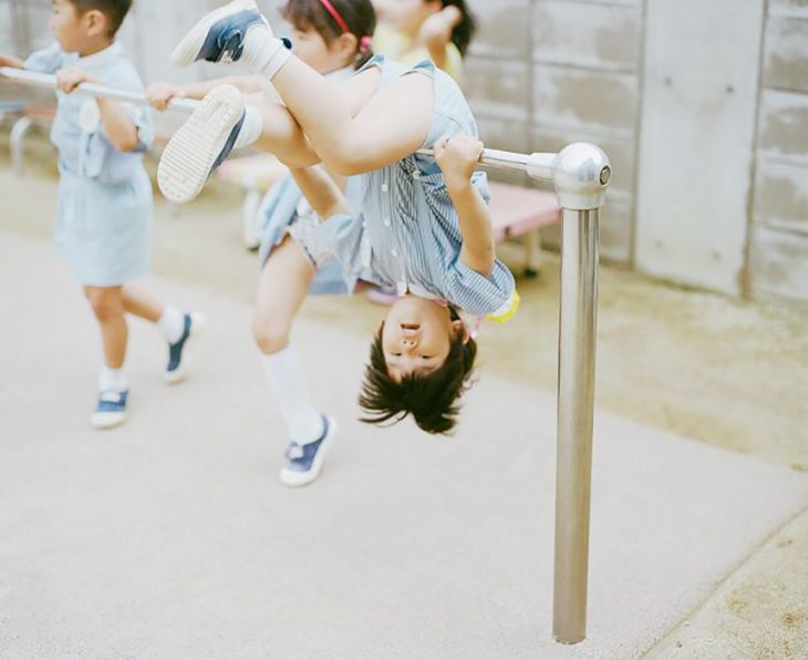 niño jugando de cabeza 