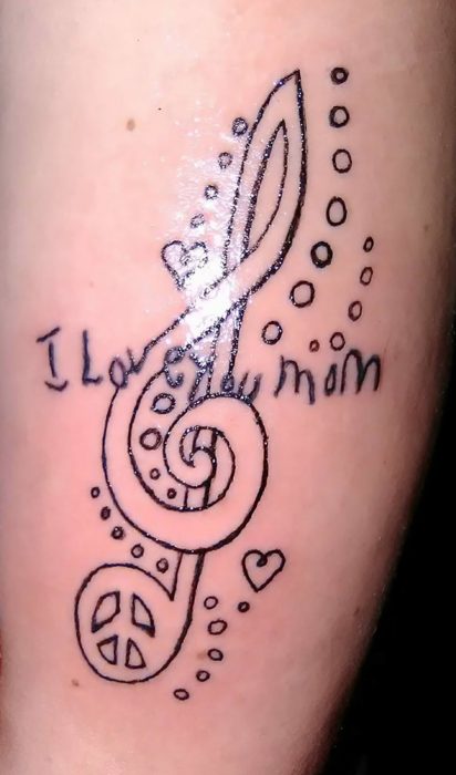 tatuaje feo de nota musical 
