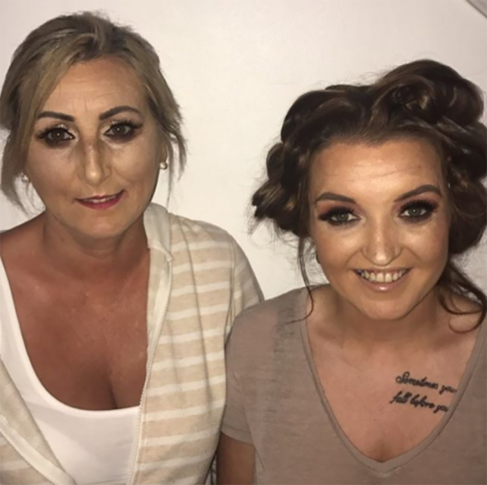 dos mujeres mal maquilladas