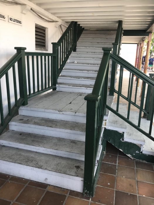 escalera que topa con el techo 