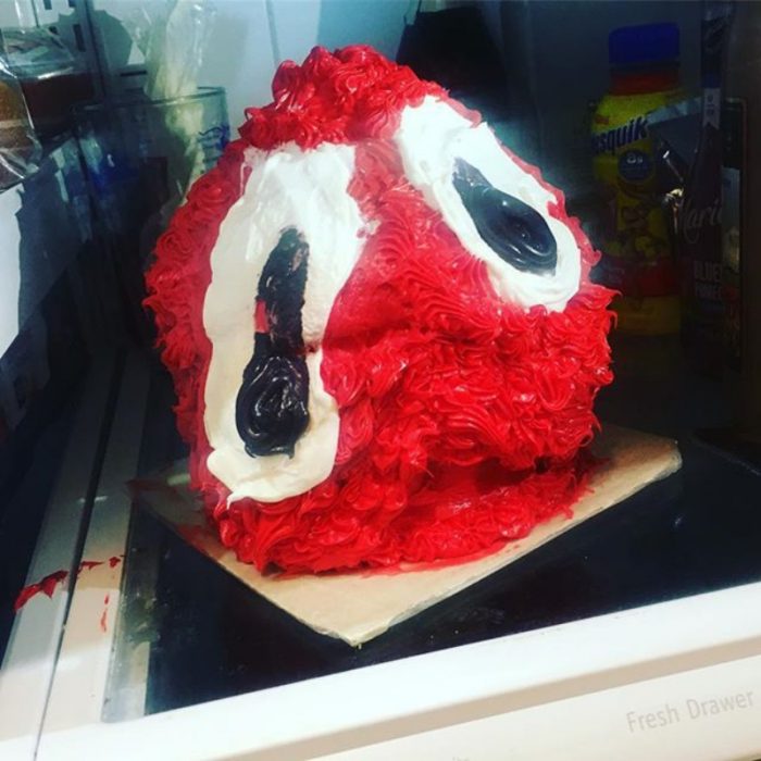 pastel de bola roja con ojos 