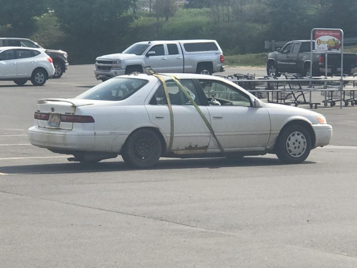 coche con puerta que es sostenida por un carro 