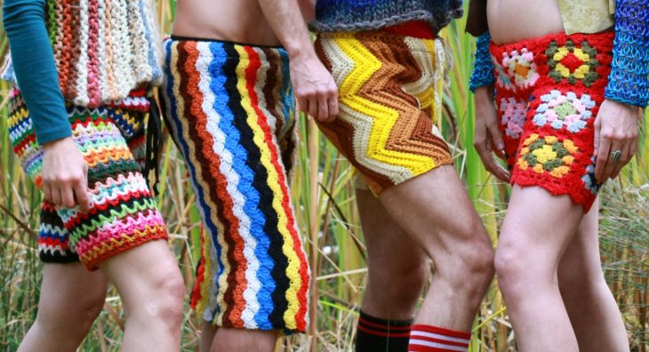 hombres con shorts tejidos 