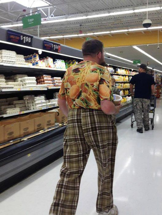 hombre con pantalones a cuadros y camisa de hamburguesas 