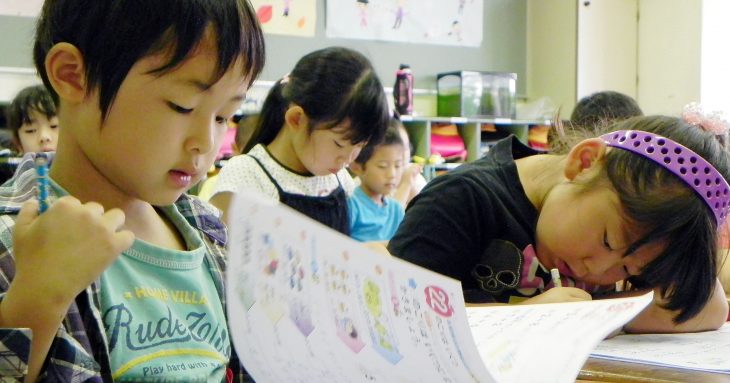 niño japonés leyendo 